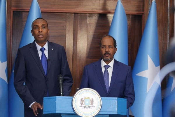 Le président somalien Hassan Sheikh Mohamoud (HSM, à droite) et son premier ministre Hamza Abdi Barre, à Mogadiscio, le 15 juin 2022.