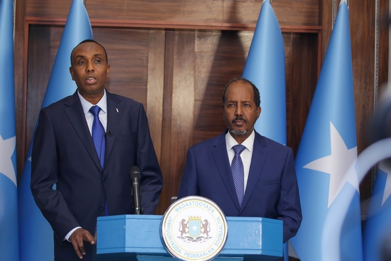 Le président somalien Hassan Sheikh Mohamoud (HSM, à droite) et son premier ministre Hamza Abdi Barre, à Mogadiscio, le 15 juin 2022.