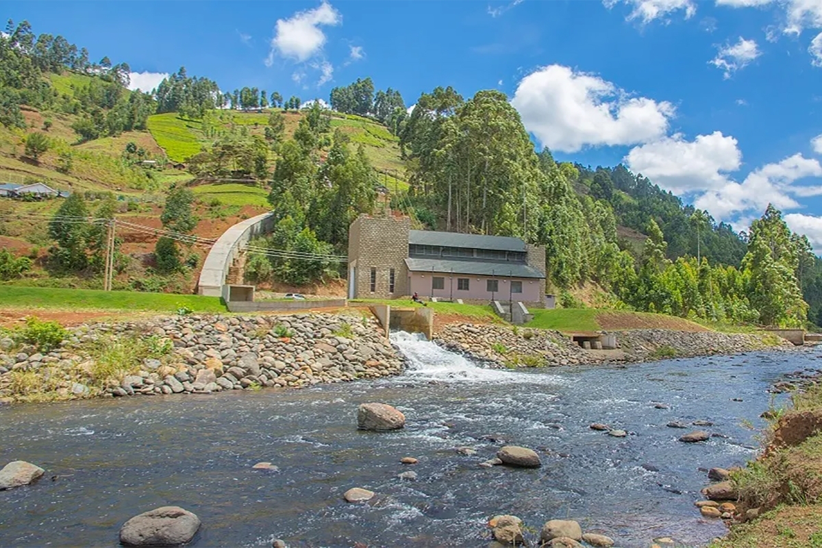 La station hydroélectrique de Gura construite par KTDA, au pied des Aberdare dans le comté de Nyeri, développe 5,8 MW et fournit quatre de ses usines.