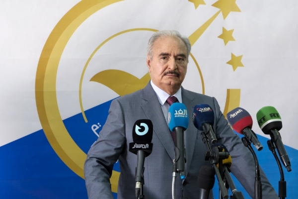 Khalifa Haftar, le 16 novembre 2021, après avoir soumis sa candidature pour l'élection présidentielle à la Haute commission électorale nationale à Benghazi.