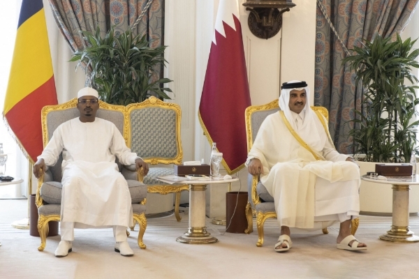 Le président de la transition tchadien Mahamat Idriss Déby et l'émir qatari Tamim ben Hamad al-Thani, à Doha, au Qatar, le 8 août 2022.