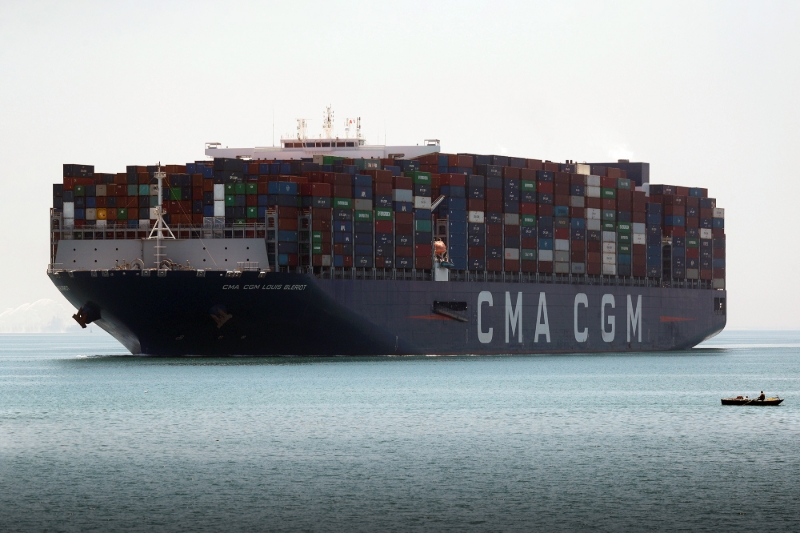 Un porte-conteneurs CMA CGM passe le canal de Suez, au large d'Ismaïlia (Egypte).
