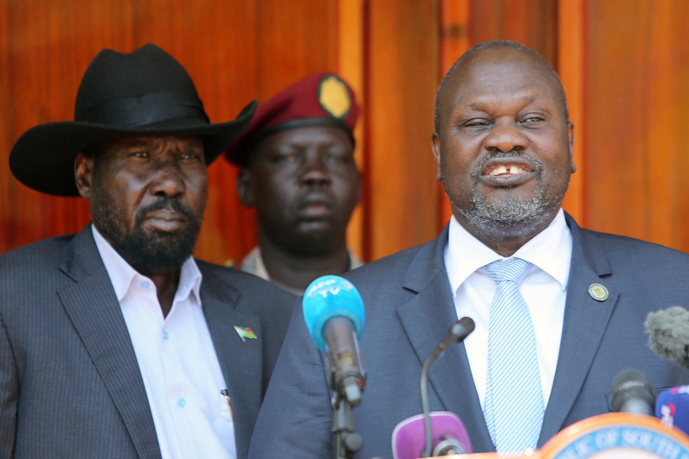 Le président sud-soudanais Salva Kiir et le vice-président Riek Machar, à Jouba, le 20 février 2020.