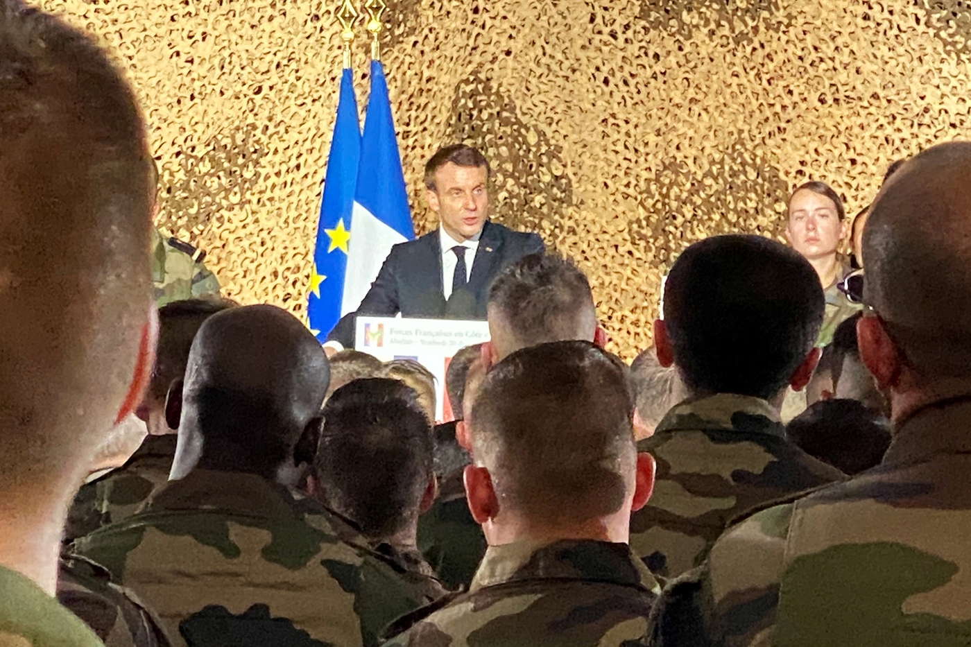Le président français Emmanuel Macron lors d'une visite au camp de Port-Bouët, en Côte d'Ivoire, en décembre 2019.