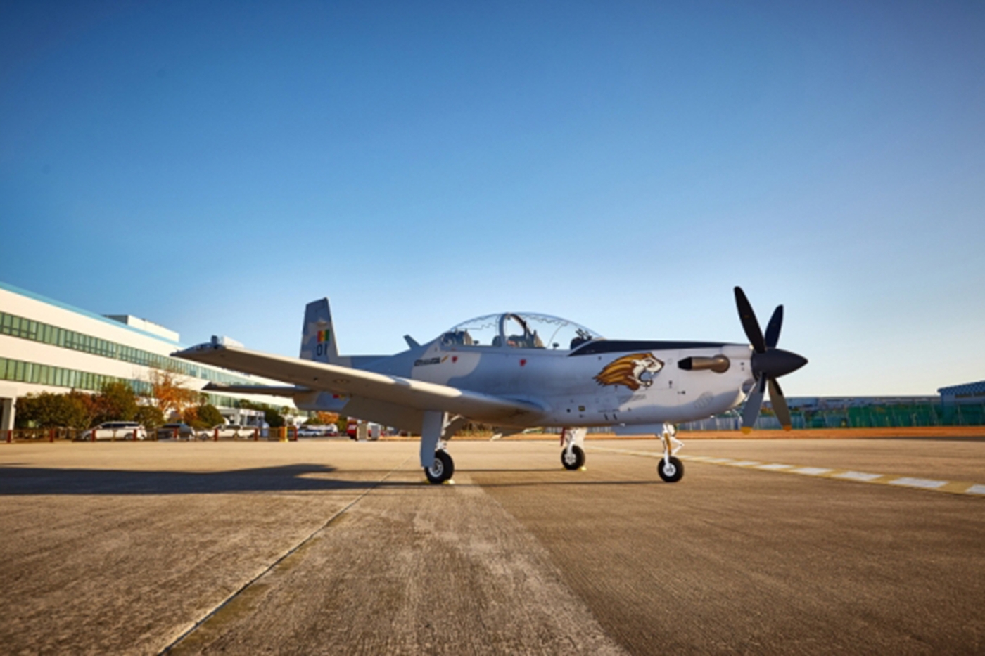 Un des deux avions d'attaque légers KA-1S livrés par KAI à Dakar au mois d'avril.