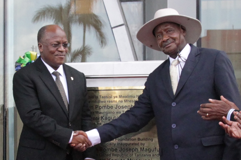 Le président tanzanien John Magufuli et son homologue ougandais Yoweri Museveni.