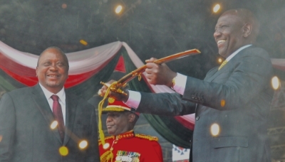 Le président kenyan William Ruto et son prédécesseur Uhuru Kenyatta lors de la cérémonie de prestation de serment à Nairobi, le 13 septembre 2022.