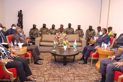 Le président ghanéen Nana Akufo-Addo (à gauche) et son homologue ivoirien Alassane Ouattara (à droite) rencontrent les putschistes lors d'une mission de la Cedeao en Guinée le 17 septembre 2021.
