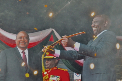 Le président kenyan William Ruto et son prédécesseur Uhuru Kenyatta lors de la cérémonie de prestation de serment à Nairobi, le 13 septembre 2022.