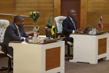 Le président sud-africain Cyril Ramaphosa (à gauche) et son homologue mozambicain Filipe Nyusi.