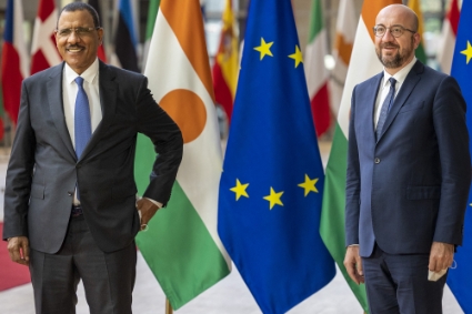 Le président nigérien Mohamed Bazoum et le président du Conseil européen Charles Michel en mai 2021.