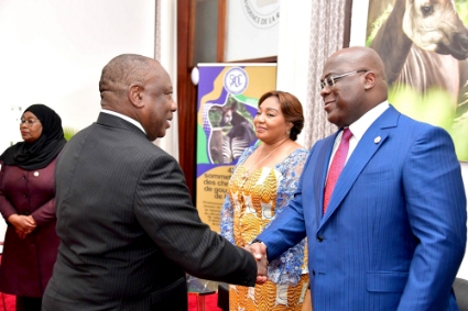 Le président sud-africain, Cyril Ramaphosa, et le président de la République démocratique du Congo, Félix Tshisekedi, se saluent lors du 42e congrès de la SADC à Kinshasa, le 17 août 2022.