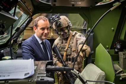 Le ministre des armées, Sébastien Lecornu, lors de la visite du régiment d'infanterie chars de marine (RICM) de Poitiers, le 9 juin 2022.