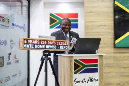 Le président sud-africain Cyril Ramaphosa pose à côté de l'horloge du climat lors de la COP27 à Charm el-Cheikh, le 17 novembre 2022.
