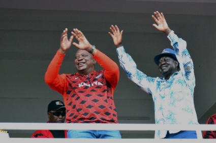 L'ancien président Uhuru Kenyatta (2013-2022) et son dauphin candidat malheureux à la présidentielle Raila Odinga.