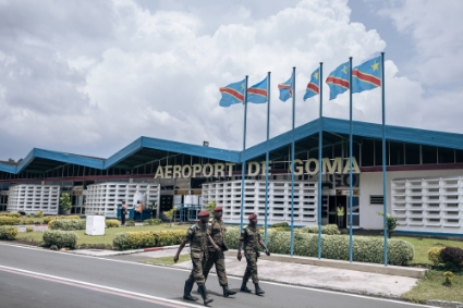 Des soldats congolais sur le tarmac de l'aéroport de Goma, novembre 2022.