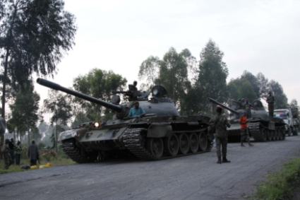 Des tanks de l'armée de la RDC à la frontière avec le Rwanda.
