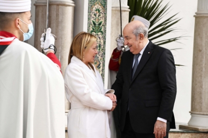 Le président algérien Abdelmadjid Tebboune accueille la première ministre italienne Giorgia Meloni à Alger, le 23 janvier 2023.