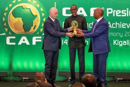 Le président de la FIFA, Gianni Infantino, le président du Rwanda, Paul Kagame, et le président de la Confédération africaine de football, Patrice Motsepe, à la cérémonie de remise des prix du président de la CAF, à Kigali, le 14 mars 2023.