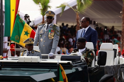 Le président sénégalais Macky Sall et l'ex-chef d'état-major de l'armée, le général Cheikh Wade, lors d'un défilé militaire à Dakar le 4 avril 2023.