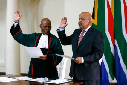 Le ministre sud-africain des entreprises publiques, Pravin Gordhan, lors de sa prestation de serment le 30 mai 2019, à Pretoria.
