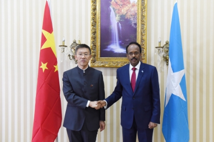 L'ambassadeur chinois Qin Jian avec Mohamed Abdullahi Mohamed Farmajo, en 2017.
