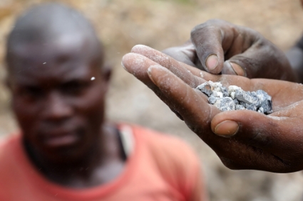 Un mineur montre du coltan dans une mine à Rukunda, territoire de Masisi, province du Nord-Kivu (RDC).