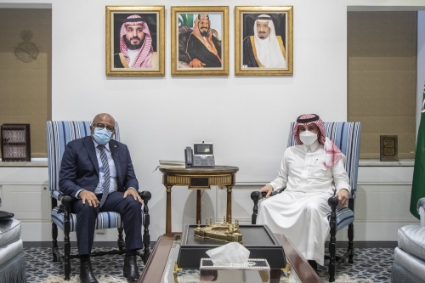 Le nouvel ambassadeur d'Angola en Arabie saoudite Frederico Manuel dos Santos e Silva Cardoso (à gauche) a rencontré le ministre des affaires du protocole saoudien Mashari bin Ali bin Naheet le 25 mai 2021.