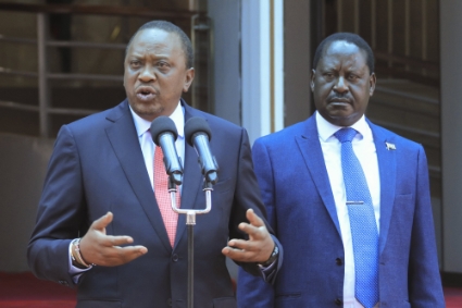 Le président kenyan Uhuru Kenyatta (à gauche)et Raila Odinga en 2018.