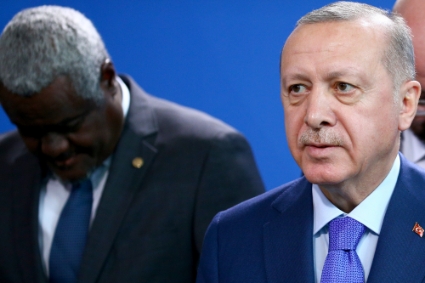 Le président turc Recep Tayyip Erdogan (au premier plan) et le président de la commission de l'Union africaine, Moussa Faki Mahamat (en arrière-plan).