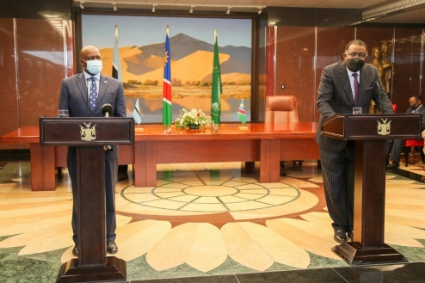 Le président botswanais Mokgweetsi Masisi (à gauche) et son homologue namibien Hage Geingob.