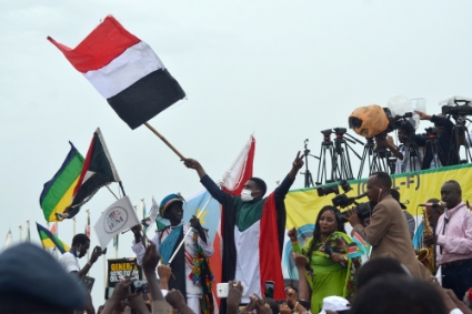 La population célébrant la signature de l'accord de Djouba le 3 octobre 2020.