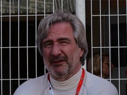 Jean-Pierre Valentini dans sa combinaison de pilote automobile pour l'écurie dubaïote GPX Racing.