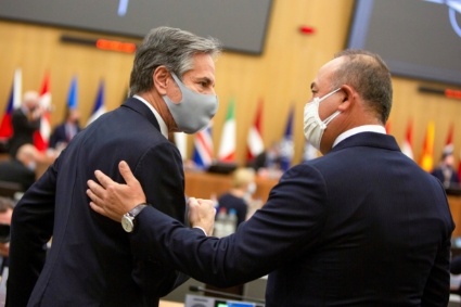 Le secrétaire d'Etat américain Antony Blinken et le ministre des affaires étrangères turc Mevlüt Çavusoglu, le 23 mars, à Bruxelles, lors d'une réunion de l'OTAN.