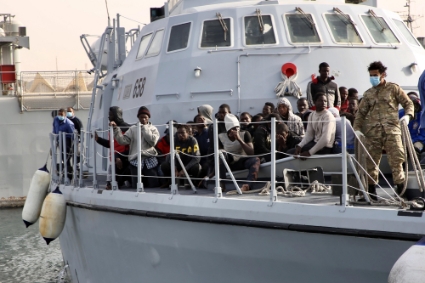 Des immigrants clandestins sur le pont d'un navire des garde-côtes libyens à Tripoli, en Libye, le 29 avril 2021.