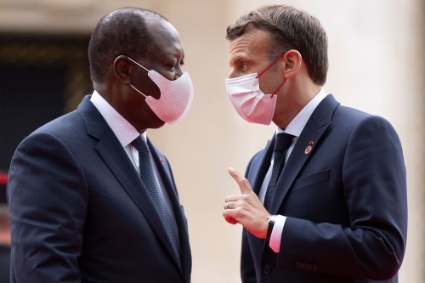 Alassane Ouattara et Emmanuel Macron lors du sommet sur le financement des économies africaines, le 18 mai 2021 à Paris.
