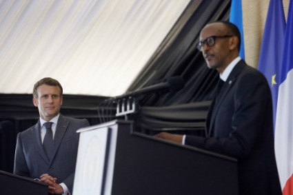 Le président français Emmanuel Macron (à gauche) reçu par son homologue rwandais Paul Kagame à Kigali le 27 mai 2021.
