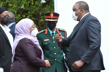 La présidente tanzanienne Samia Suluhu Hassan avait rencontré le président kenyan Uhuru Kenyatta à Nairobi le 4 mai 2021.