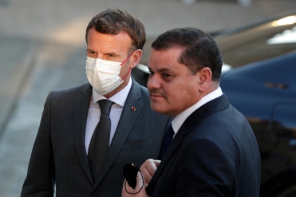Le premier ministre libyen Abdelhamid Dabaiba (à droite) et le président français Emmanuel Macron à Paris, le 1er juin 2021.