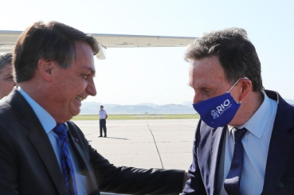 Le président brésilien Jaír Bolsonaro (à gauche) en compagnie de l'ancien maire de Rio de Janeiro, Marcelo Crivella, en décembre 2020.