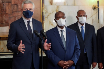 Le ministre français de l'économie Bruno Le Maire aux côtés du président ivoirien Alassane Ouattara et du premier ministre Patrick Achi lors de sa visite à Abidjan, en Côte d'Ivoire, le 30 avril 2021.