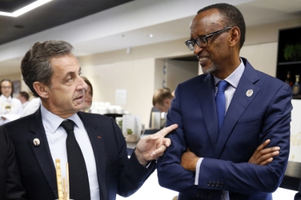 L'ex-président français Nicolas Sarkozy (à gauche) en compagnie du chef d'Etat rwandais Paul Kagame, lors de la coupe du monde de football FIFA 2018 en Russie.