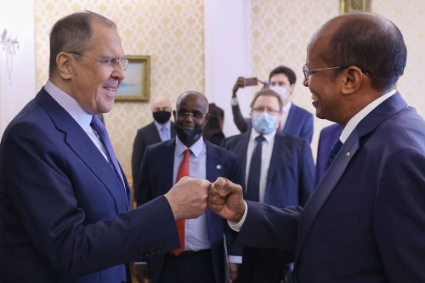 Les ministres des affaires étrangères russe Sergeï Lavrov et djiboutien Mahamoud Ali Youssouf.