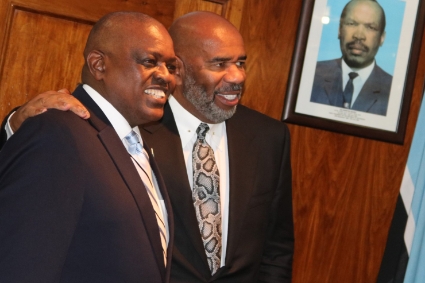 Le président du Botswana Mokgweetsi Masisi (à gauche) et le présentateur américain Steve Harvey, en 2019.