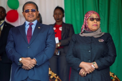 L'ancien chef d'Etat tanzanien Jakaya Kikwete et l'actuelle présidente Samia Suluhu Hassan.