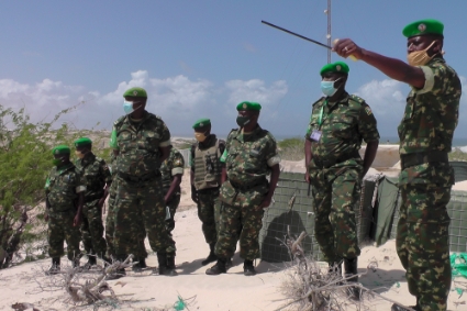 Le commandant du secteur 5 de l'Amisom, le brigadier général Télesphore Barandereka (deuxième à partir de la droite), visite une base opérationnelle de terrain (FOB) à Ceel Macaan, dans la région de Middle Shabele de l'Etat d'Hirshabele, en Somalie, le 11 juin 2021.
