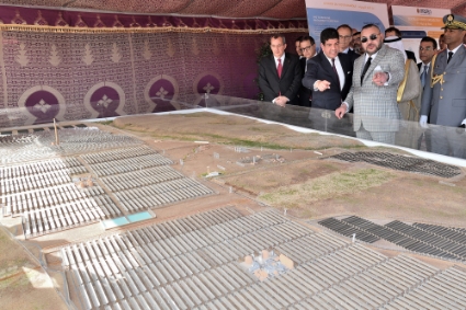 Mustapha Bakkoury et Mohammed VI, lors du lancement des travaux de réalisation de la centrale Noor Ouarzazate IV, le 1er avril 2017.