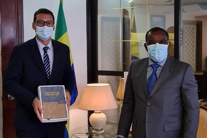 Le directeur général de Perenco Gabon, Adrien Broche et le ministre du pétrole, Vincent de Paul Massassa.