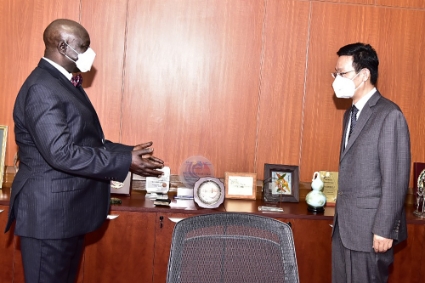 Le président du parlement ougandais Jacob Oulanyah a reçu le 10 septembre 2021 l'ambassadeur chinois en Ouganda Zhang Lizhong (à droite).