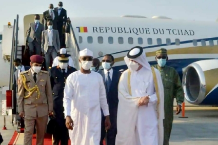 Le président de la transition au Tchad Mahamat Idriss Déby (à gauche) accueilli par l'émir du Qatar Tamim ben Hamad al-Thani, lors de son arrivée à Doha le 12 septembre 2021.